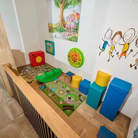 Inviting Holiday In Near Ski Area *